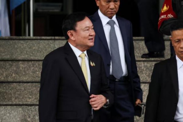 双盈策略 总理争夺与法院裁决在即，他信被曝在动荡中离开泰国