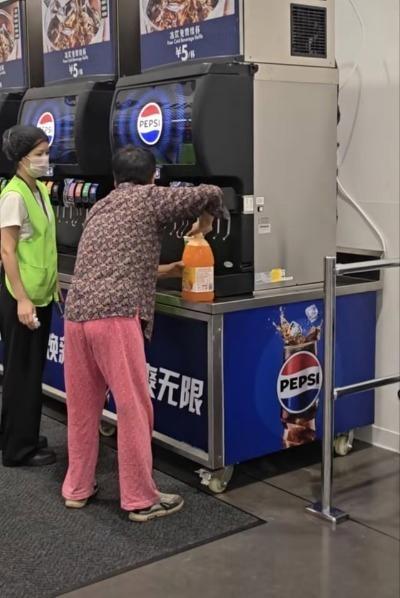 悦来网 武汉一山姆店有大妈自带大瓶“续杯”饮料，涉事门店回应